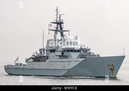 Die britische Royal Navy (Batch 1) River Class Patrol Schiff, HMS Tyne, Rückkehr nach Portsmouth Naval Base, Großbritannien am 25. März 2018. Stockfoto