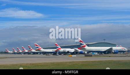 Aufstellung von BA-Flugzeugen auf der Asphaltbahn am Flughafen Heathrow Terminal 5 (LHR), London, Großbritannien Stockfoto