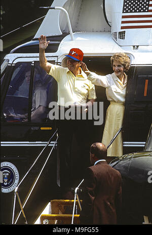 Washington, DC., USA, Oktober 1984 US-Präsident Ronald Reagan und First Lady Nancy Reagan Wave aus der Schritte von Marine One wie Sie sind zu einem kurzen Flug vom Süden Rasen des Weißen Hauses nehmen nach Camp David die Präsidentenrückzug Lage in Maryland Berge. Credit: Mark Reinstein/MediaPunch Stockfoto