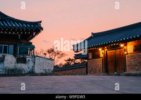 Gyeongju Gyochon Hanok Village, Koreanisch Traditionelles Haus und den Sonnenuntergang Stockfoto