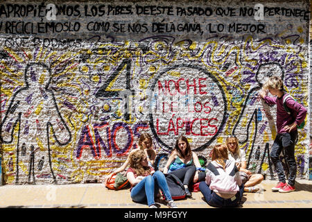 Buenos Aires Argentinien,Bolivar Street,Mädchen,weibliches Kind Kinder Kind Kinder Jugendliche,Teenager Teenager Teenager High School,Studenten p Stockfoto