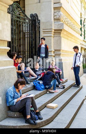 Buenos Aires Argentinien, Bolivar Street, Colegio Nacional, Nationalschule, öffentliche High School, Jungen, männliche Kinder Kinder Kinder, Mädchen, weiblich, Teenager Stockfoto