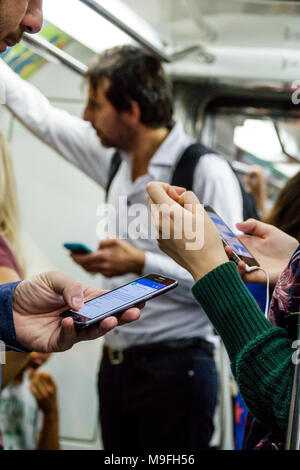 Buenos Aires Argentinien, Subte U-Bahn-Zug, Mann Männer männlich, Frau weibliche Frauen, Pendler Passagiere, Kabine, innen, stehend, mit WiFi-Smartphone ce Stockfoto