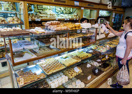 Buenos Aires Argentinien, Belgrano, Antigua Belgrano, Bäckerei, Konditorei, Theke, Ausstellung, Inneneinrichtung, Erwachsene Erwachsene Frauen Frauen weibliche Dame, Einkaufszentrum Stockfoto