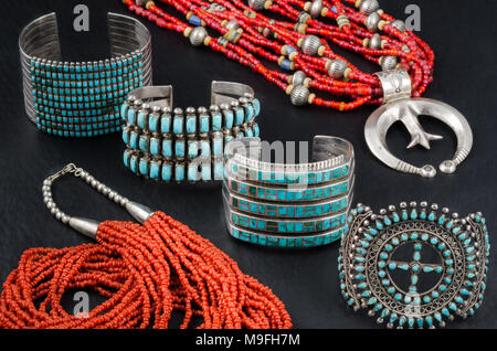 Sammlung von Native American, Türkis, Koralle und Silber Perlen Schmuck. Manschette Armbänder und Perlenketten. Stockfoto