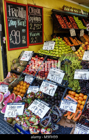 Buenos Aires Argentinien, Belgrano, Obst-Markt produzieren, Schild, Kilo, kg, Display, Melone, Nektarinen, Birnen, Trauben, Orangen, Papaya, Pflaumen, Display Verkauf hispanisch, ARG Stockfoto