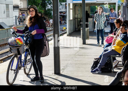 Buenos Aires Argentinien, Belgrano C Bahnhof, Eisenbahn, Bahnsteig, Pendler, warten, Zug, Frau weibliche Frauen, Mann Männer männlich, Studenten Schüler jung ein Stockfoto