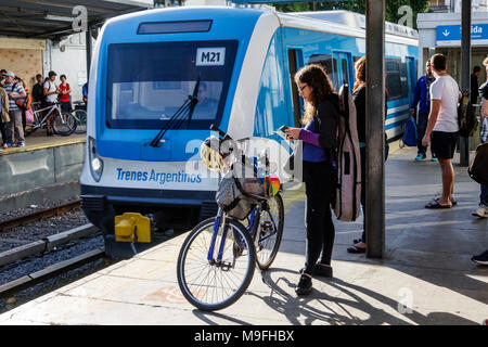 Buenos Aires Argentinien, Bahnhof Belgrano C, Bahnhof, Bahnsteig, Pendler, Wartezeiten, Zug, Erwachsene Erwachsene Frau Frauen weibliche Dame, Mann Männer männlich, Studentenstudent Stockfoto