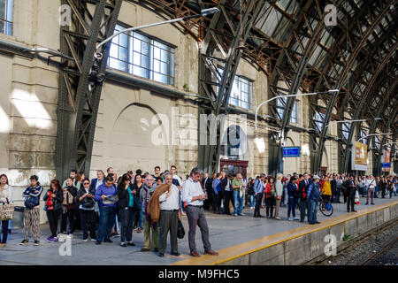 Buenos Aires Argentinien, Estacion Retiro Bahnhof, Endstation, Bahnsteig, Fahrgäste Pendler, Mann Männer männlich, Frau weibliche Frauen, warten, lin Stockfoto