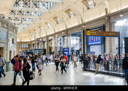 Buenos Aires Argentinien, Estacion Retiro Bahnhof, große zentrale Halle, 19. Jahrhundert, Mann Männer männlich, Frau weibliche Frauen, innen, Hispanic, ARG17112 Stockfoto