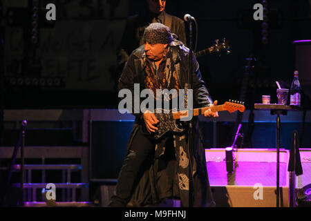 LOS ANGELES CA: Bruce Springsteen und die E Street Band, die live auf der Los Angeles Memorial Sports Arena in Los Angeles, CA am 15. März 2016.  Foto © Kevin Estrada / Medien Punch Stockfoto