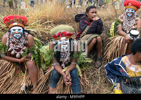 Tribal Frauen warten am Mount Hagen Show in der Western Highlands, Papua New Guinea. Stockfoto