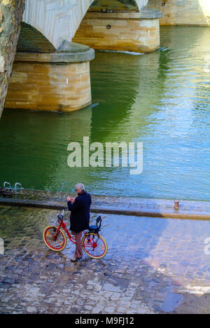 Mann auf einem Fahrrad, Fluss Seine, Paris, Frankreich Stockfoto