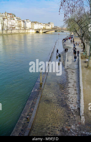 Touristen entlang der Seine Fluss mit Hochwasser im Jahr 2018, Paris, Frankreich Stockfoto