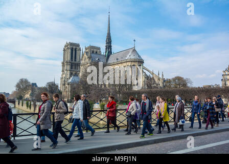 Kaukasische Touristen zu Fuß von der Kathedrale Notre Dame, Paris, Frankreich Stockfoto