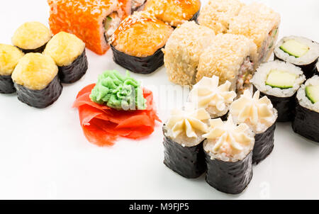 Japanische Fisch Sushi Rollen auf einem weißen Hintergrund Stockfoto