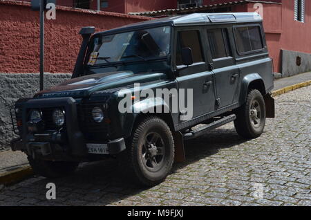 Land Rover Defender auf der Straße Stockfoto