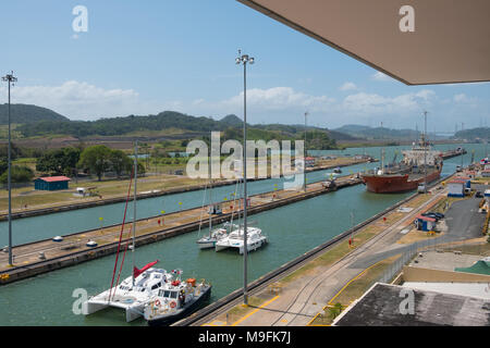 Panama City, Panama - März 2018: Segeln Boote den Panama Kanal überqueren, Miraflores Schleusen, Panama City Stockfoto