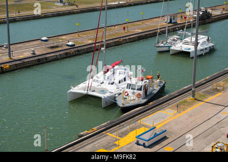 Panama City, Panama - März 2018: Segeln Boote den Panama Kanal überqueren, Miraflores Schleusen, Panama City Stockfoto