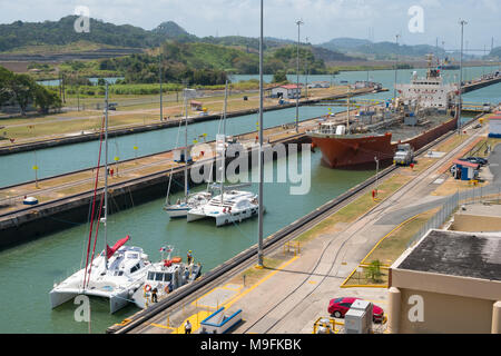 Panama City, Panama - März 2018: Segeln Boote den Panama Kanal überqueren, Miraflores Schleusen, Panama City Stockfoto