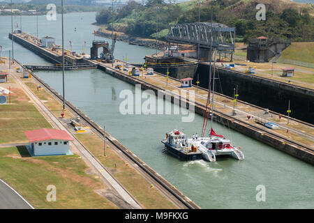 Panama City, Panama - März 2018: Segeln Boote den Panama Kanal überqueren, Miraflores Schleusen, Panama City Stockfoto