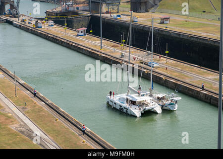 Panama City, Panama - März 2018: Segeln Boote den Panama Kanal überqueren, Miraflores Schleusen, Panama City Stockfoto