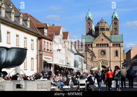 Speyer: street Maximilianstraße, Blick zum Dom (Kathedrale), Fußgängerzone, Restaurant, Cafe,, Rheinland-Pfalz, Rheinland-Pfalz, Deutschland Stockfoto
