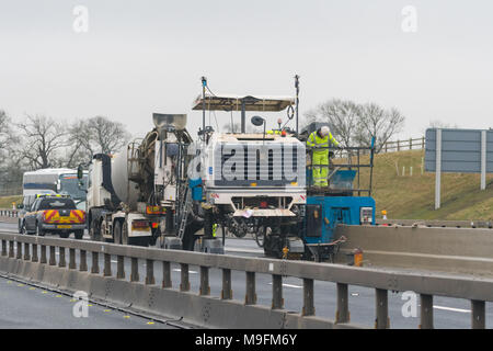 Extrudacurb Bau konkrete Sperre zentrale Reservierung Auf de Autobahn mittels Gleitschalungsfertiger Beton Stockfoto