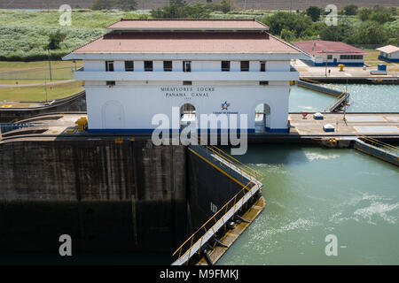 Panama City, Panama - März 2018: Der Panamakanal, Miraflores Schleusen Gebäude, Panama City Stockfoto