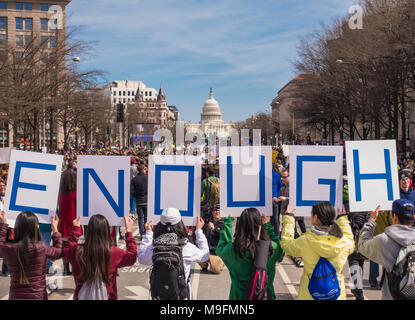 WASHINGTON, DC, USA - März für unser Leben Demonstration, Protest gegen Waffengewalt. Personen genug schildern. Stockfoto