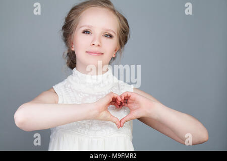 Happy Fashion Model Mädchen das Herz. Liebe Konzept Stockfoto