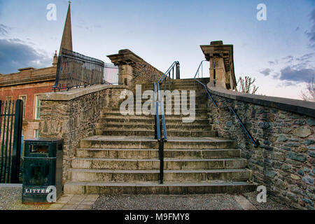 Steinstufen, die Teil der historischen Stadtmauer Derry in Nordirland Stockfoto