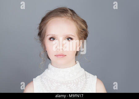 Nettes Mädchen mit blonden Frisur. Junge Gesicht Stockfoto