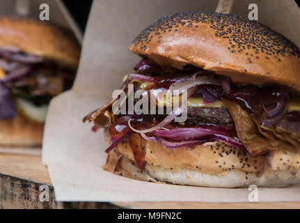Frische und köstliche hausgemachte gegrillte Hamburger mit Käse und Salat Stockfoto