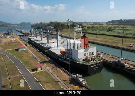 Panama City, Panama - März 2018: Schiff der Panama Kanal, Miraflores Schleusen, Panama City Stockfoto