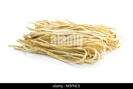 Italienische Pasta Tagliolini mit Trüffeln auf weißem Hintergrund. Stockfoto