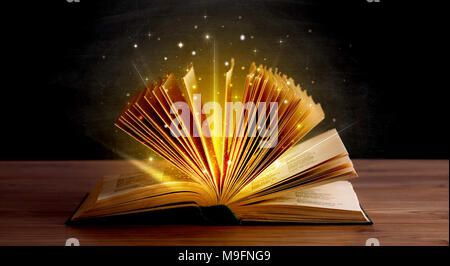Gelbe Leuchten und Funkeln aus einem offenen Buch Stockfoto