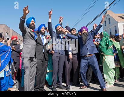 Ein Sikh Bräutigam von seiner Familie & Freunde begleitet, auf der traditionellen März an die lokalen Tempel für seine Hochzeit Stockfoto