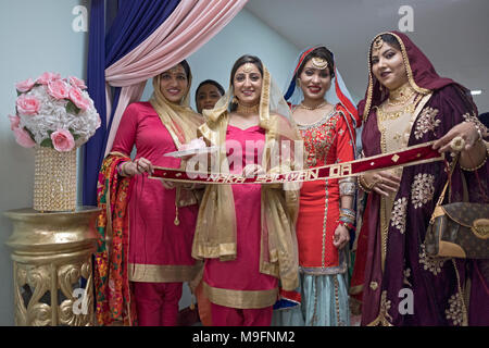 Attraktive Sikh Frauen an der Naka Sallyan Da Ribbon Cutting bei einer Hochzeit in Richmond Hills, Queens New York. Stockfoto