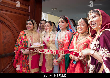 Attraktive Sikh Frauen an der Naka Sallyan Da Ribbon Cutting bei einer Hochzeit in Richmond Hills, Queens New York. Stockfoto