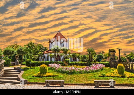 Schönes Haus mit einem wunderschönen Garten bei Sonnenuntergang, Gebäude und ein Ort für Ruhe Stockfoto