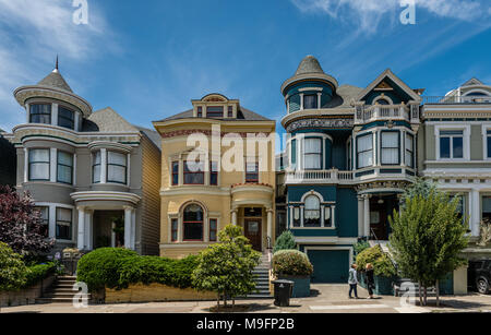 Die Painted Ladies in Scott Street, mit Blick auf Alamo Park, in San Francisco, CA, USA. Stockfoto