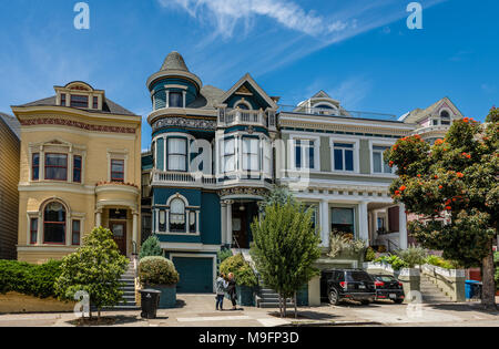 Die Painted Ladies in Scott Street, mit Blick auf Alamo Park, in San Francisco, CA, USA. Stockfoto