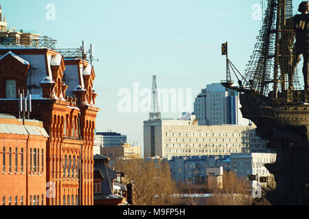 Moskau/Russland - 23. März 2018: Blick auf die shukhov tower Monument für Peter 1 und der ehemaligen Süßwarenfabrik 'Roter Oktober' Stockfoto