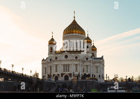 Moskau/Russland - 23. März 2018: Blick auf die Kathedrale von Christus dem Erlöser und die Patriarchale Bridge im Abendlicht Stockfoto