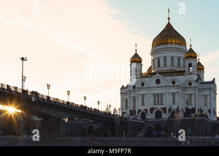 Moskau/Russland - 23. März 2018: Blick auf die Kathedrale von Christus dem Erlöser und die Patriarchale Bridge im Abendlicht Stockfoto