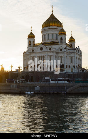 Moskau/Russland - 23. März 2018: Blick auf die Kathedrale von Christus dem Erlöser und die Patriarchale Bridge im Abendlicht Stockfoto
