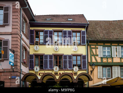 Bunte Fachwerkhäuser im malerischen Dorf in Ribeauville, Elsass, in Frankreich. Stockfoto