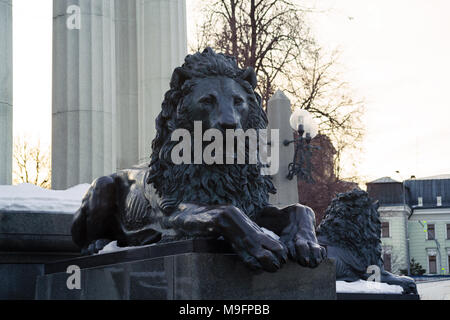 Moskau/Russland - 23. März 2018: Lion Statue ist Teil der Denkmal für Alexander 2 auf dem Gebiet der Kathedrale von Christus dem Erlöser Stockfoto