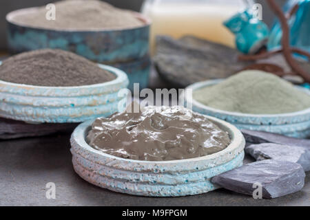 Alte natur Mineralien, verschiedene Arten von Ton zur Hautpflege verwendet, Wellnessanwendungen, Gesichtsmasken, Grau, Schwarz, Grün und Blau Schlamm Stockfoto